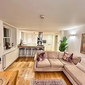 Opulent Oasis In , London United Kingdom